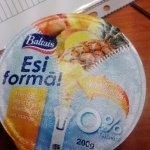Krēmīgs jogurts ar ananāsiem un mango
